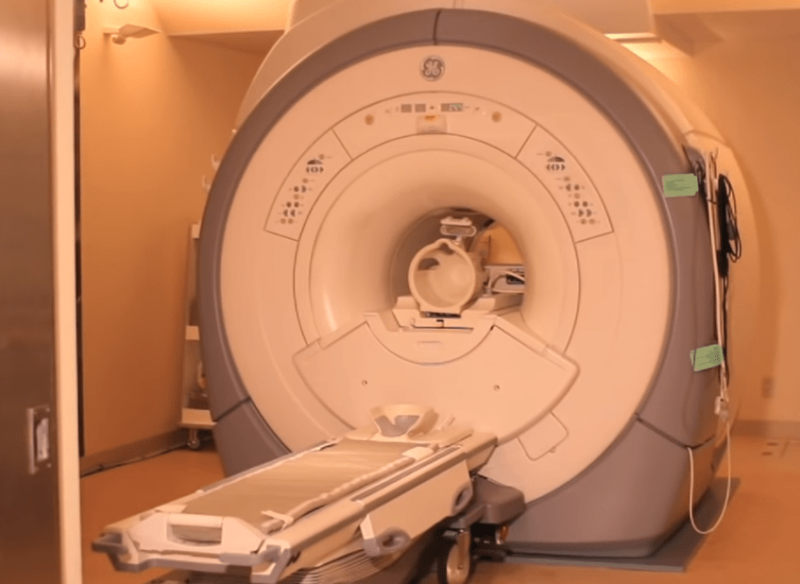 MRI機械-min
